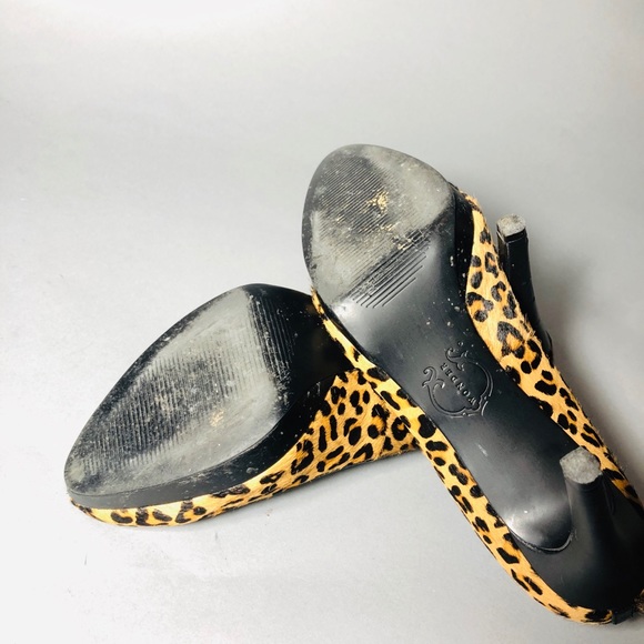 ✨HP✨ Leopard Brown Patent Pumps. - Picture 6 of 6